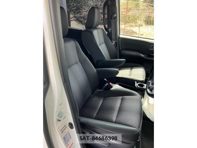 Toyota VOXY HYBRID 2017-08 4604420-9