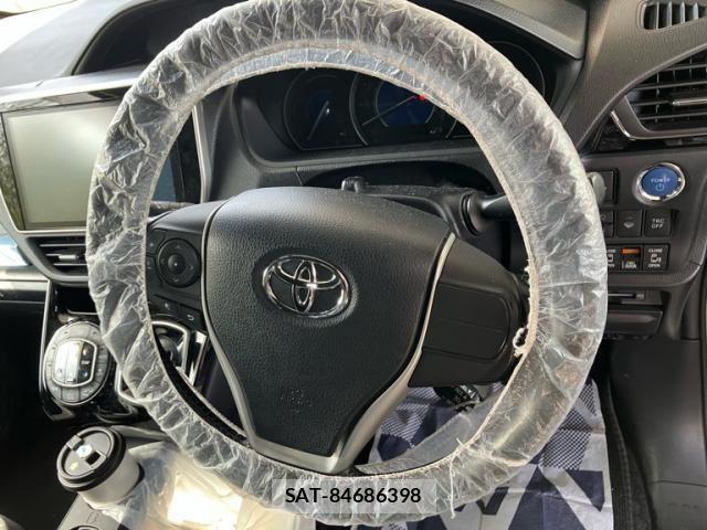 Toyota VOXY HYBRID 2017-08 4604420-11