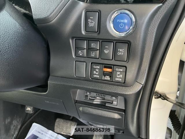 Toyota VOXY HYBRID 2017-08 4604420-13