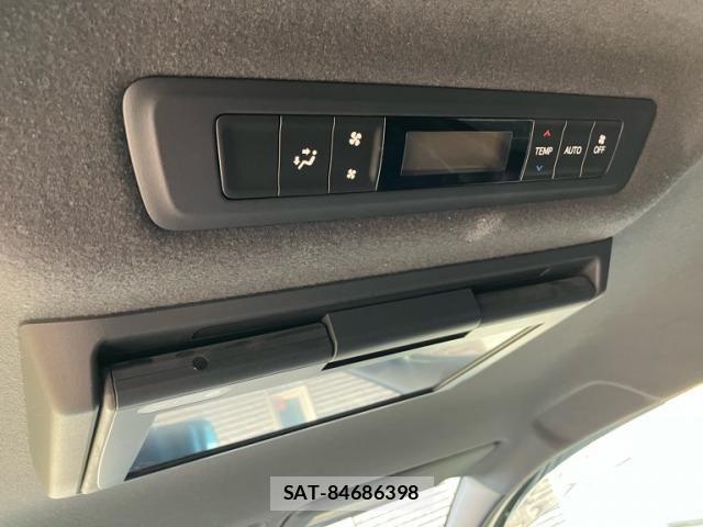 Toyota VOXY HYBRID 2017-08 4604420-17