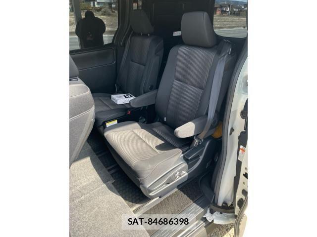 Toyota VOXY HYBRID 2017-08 4604420-20