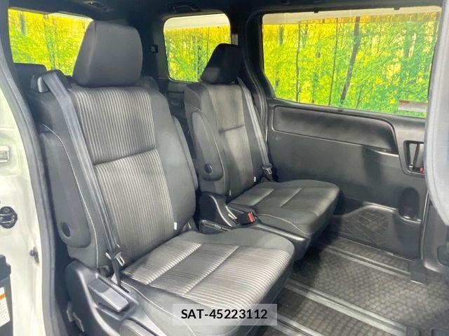Toyota VOXY HYBRID 2017-07 4604417-8