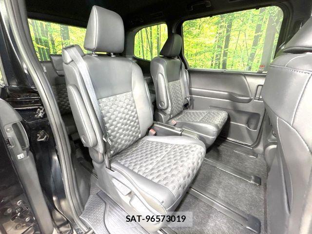 Toyota VOXY HYBRID 2025-04 4641563-8