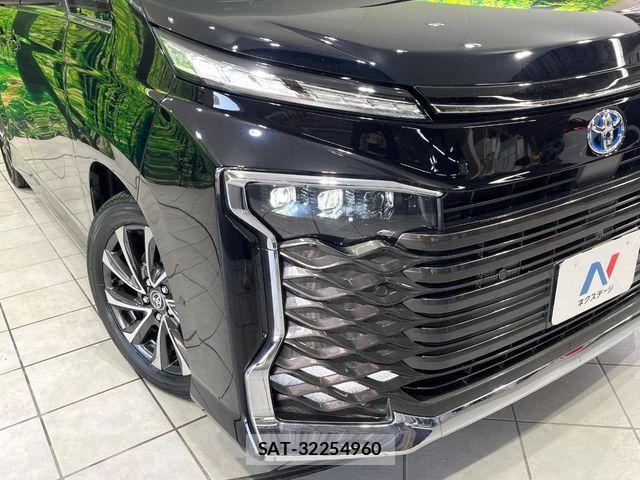 Toyota VOXY HYBRID 2023-09 4993975-12