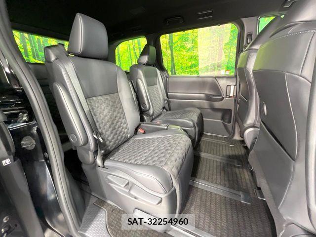 Toyota VOXY HYBRID 2023-09 4993975-8