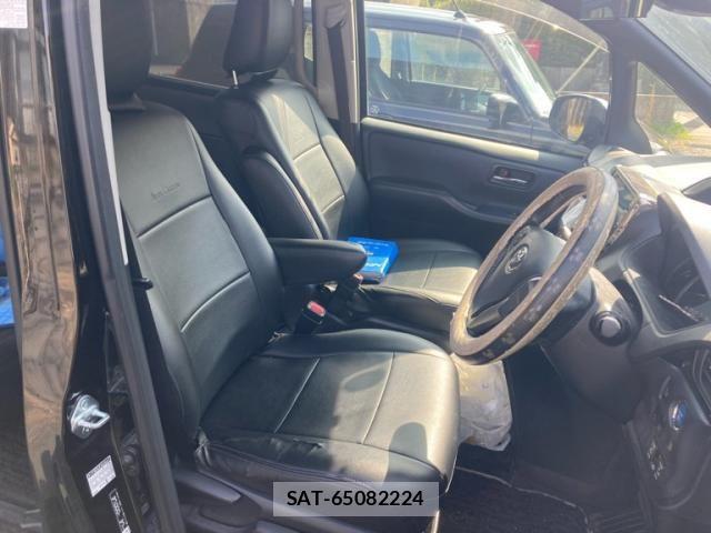 Toyota VOXY HYBRID 2016-08 5882720-11
