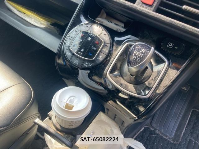 Toyota VOXY HYBRID 2016-08 5882720-18