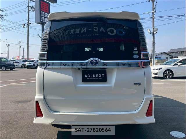 Toyota VOXY HYBRID 2018-03 5882687-17
