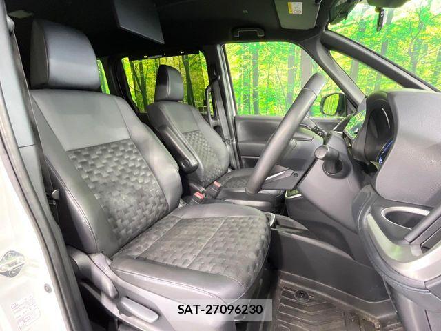 Toyota VOXY HYBRID 2023-04 5882620-7