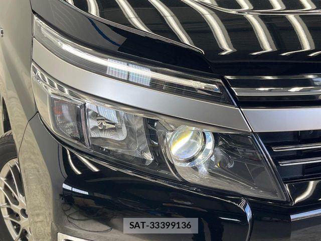 Toyota VOXY HYBRID 2017-05 5882699-12