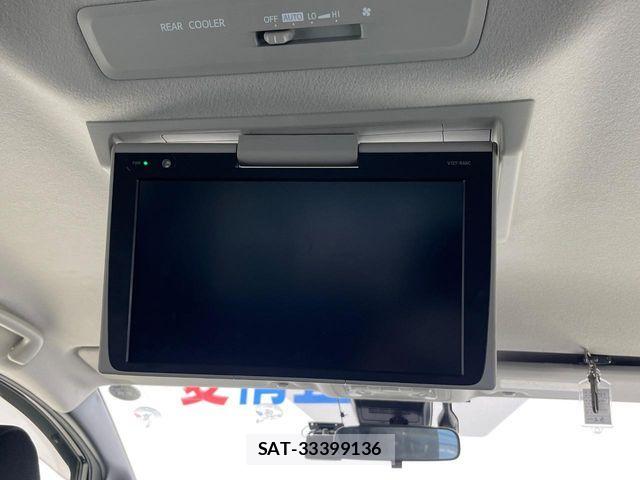 Toyota VOXY HYBRID 2017-05 5882699-3