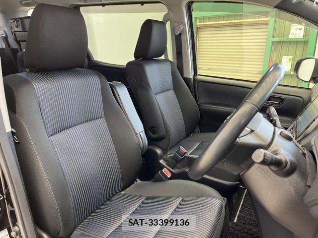Toyota VOXY HYBRID 2017-05 5882699-7