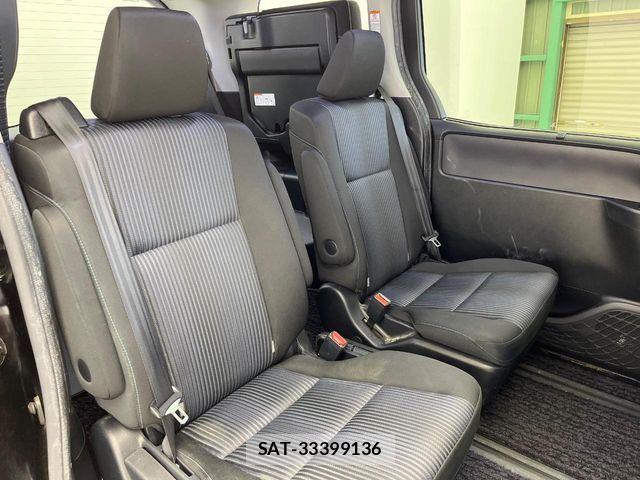 Toyota VOXY HYBRID 2017-05 5882699-8