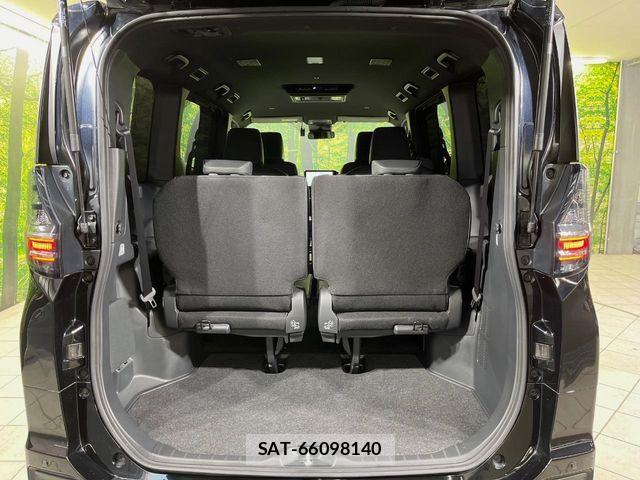 Toyota VOXY HYBRID 2022-11 5882661-9
