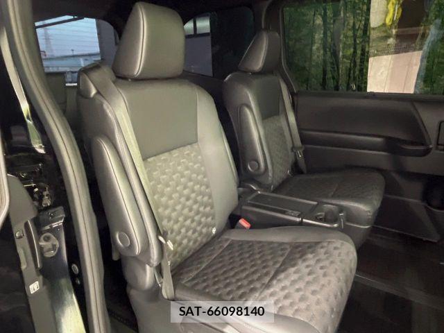 Toyota VOXY HYBRID 2022-11 5882661-7