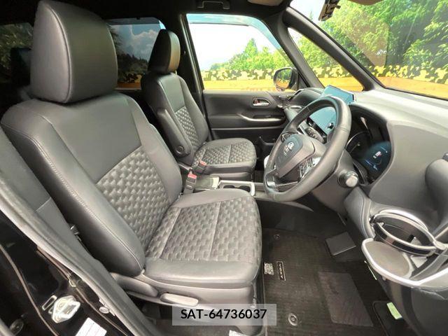 Toyota VOXY HYBRID 2023-04 5882636-6