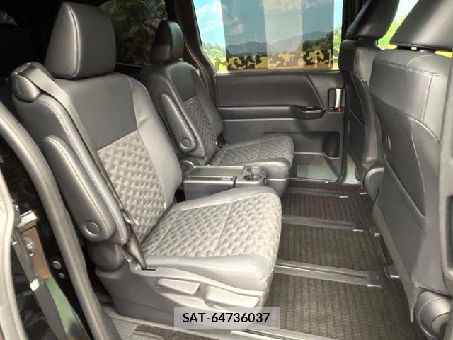 Toyota VOXY HYBRID 2023-04 5882636-7