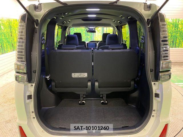 Toyota VOXY HYBRID 2017-11 5882709-11