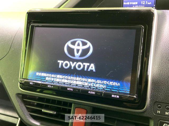 Toyota VOXY HYBRID 2018-03 5882691-2