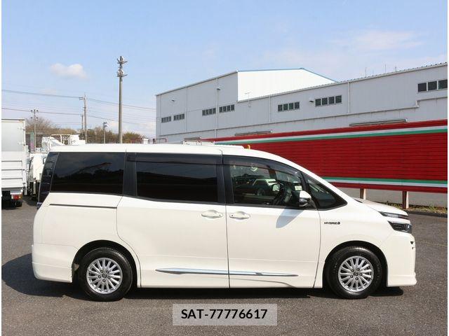 Toyota VOXY HYBRID 2014-05 5882723-25