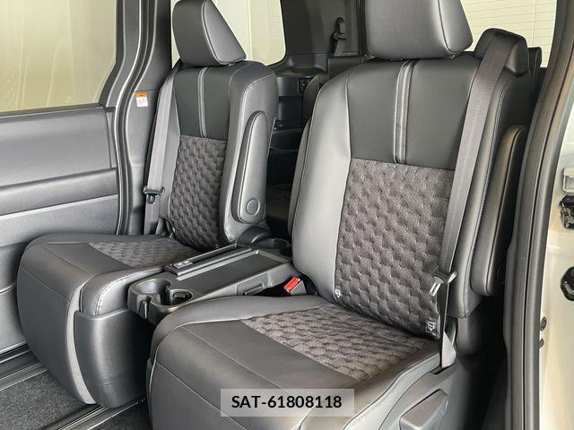 Toyota VOXY HYBRID 2026-03 5882586-26