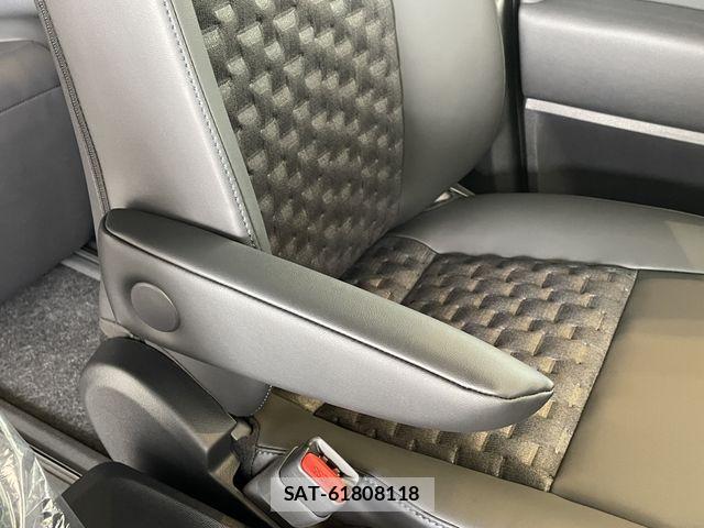 Toyota VOXY HYBRID 2026-03 5882586-27