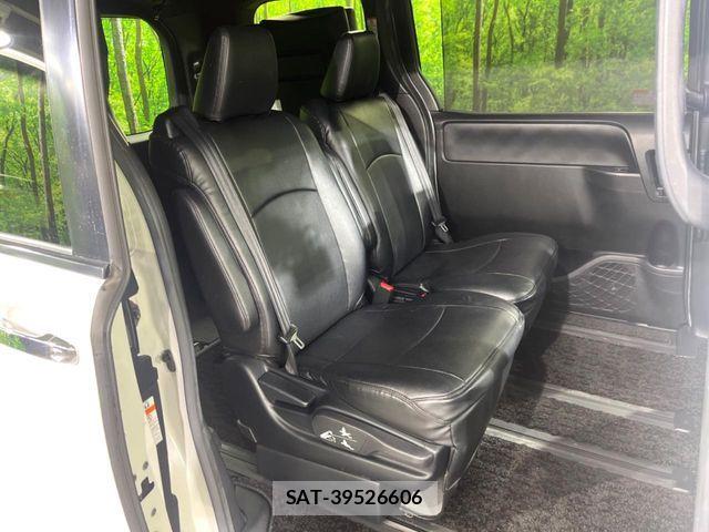 Toyota VOXY HYBRID 2019-03 6022977-10