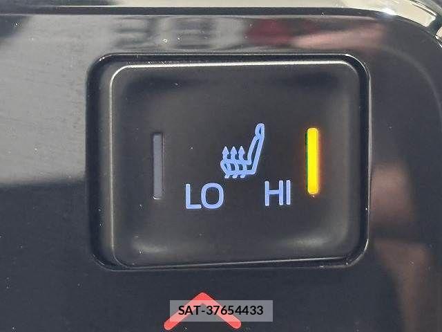 Toyota VOXY HYBRID 2022-05 6022884-11