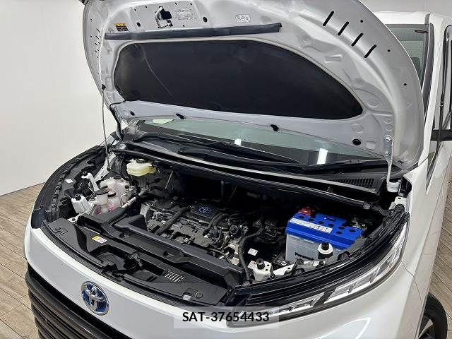 Toyota VOXY HYBRID 2022-05 6022884-17