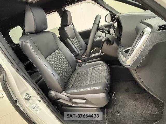 Toyota VOXY HYBRID 2022-05 6022884-4