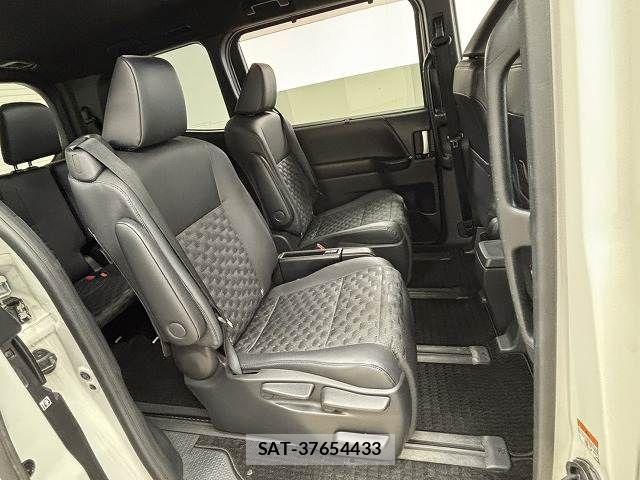 Toyota VOXY HYBRID 2022-05 6022884-5