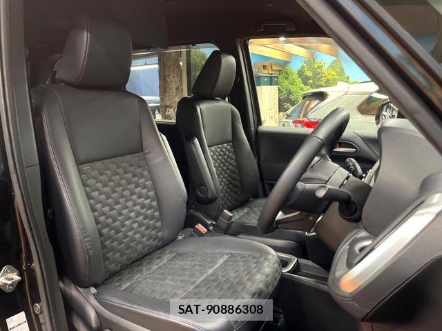 Toyota VOXY HYBRID 2023-02 6022929-7