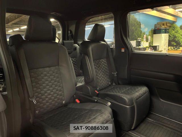 Toyota VOXY HYBRID 2023-02 6022929-8
