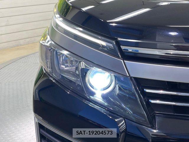 Toyota VOXY HYBRID 2017-03 6221124-19