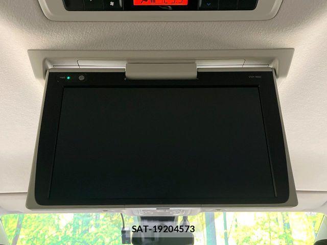 Toyota VOXY HYBRID 2017-03 6221124-2