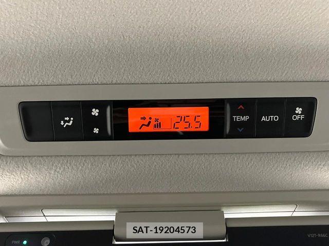 Toyota VOXY HYBRID 2017-03 6221124-5