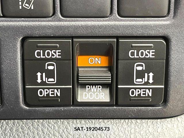 Toyota VOXY HYBRID 2017-03 6221124-6