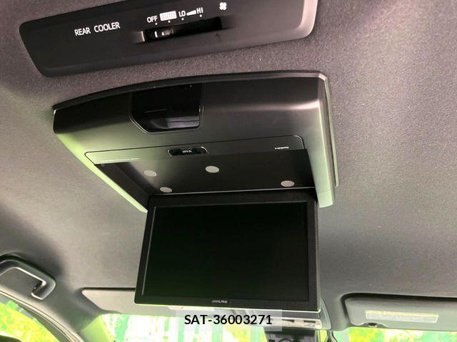 Toyota VOXY HYBRID 2017-11 6221129-4