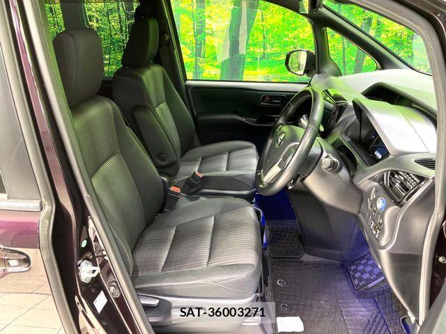 Toyota VOXY HYBRID 2017-11 6221129-7