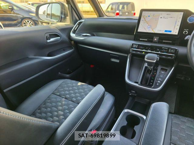 Toyota VOXY HYBRID 2023-03 6221102-10