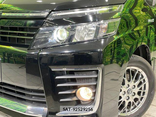 Toyota VOXY HYBRID 2017-05 6221128-12