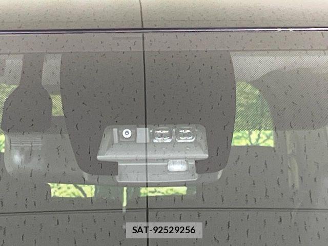 Toyota VOXY HYBRID 2017-05 6221128-2