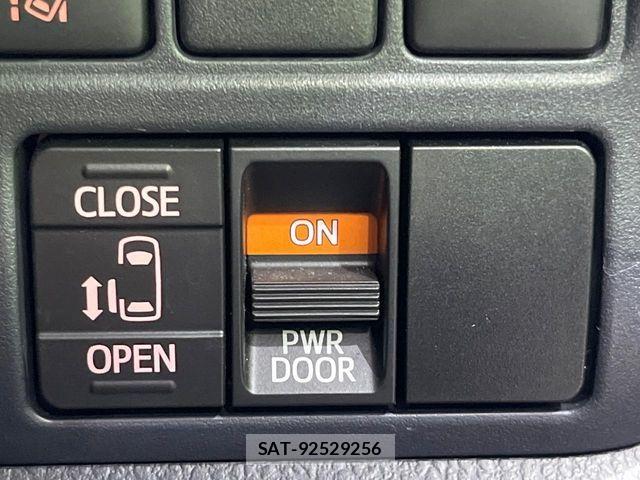 Toyota VOXY HYBRID 2017-05 6221128-5