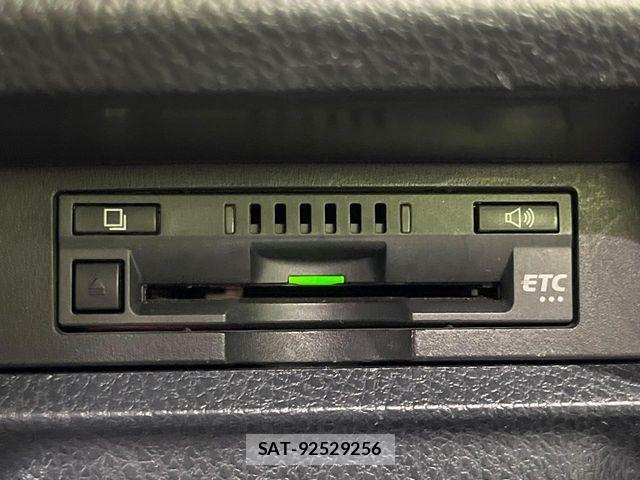 Toyota VOXY HYBRID 2017-05 6221128-6