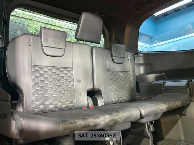 Toyota VOXY HYBRID 2024-10 6221116-9