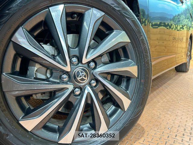 Toyota VOXY HYBRID 2024-10 6221116-12