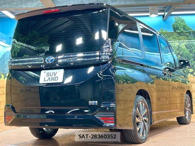Toyota VOXY HYBRID 2024-10 6221116-17