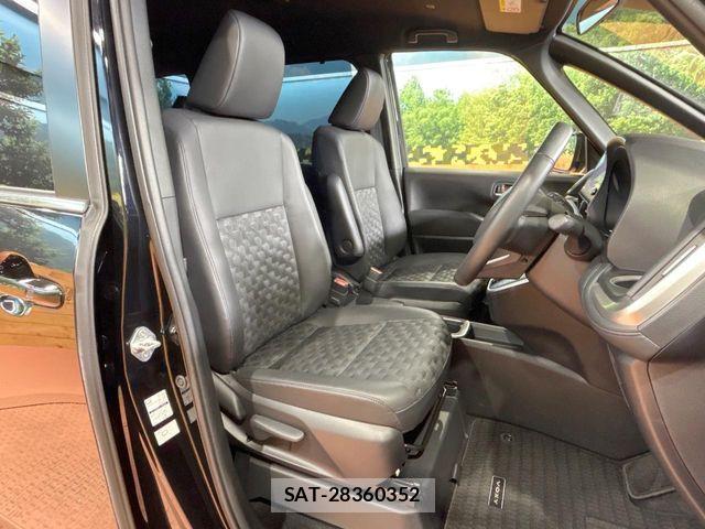 Toyota VOXY HYBRID 2024-10 6221116-7