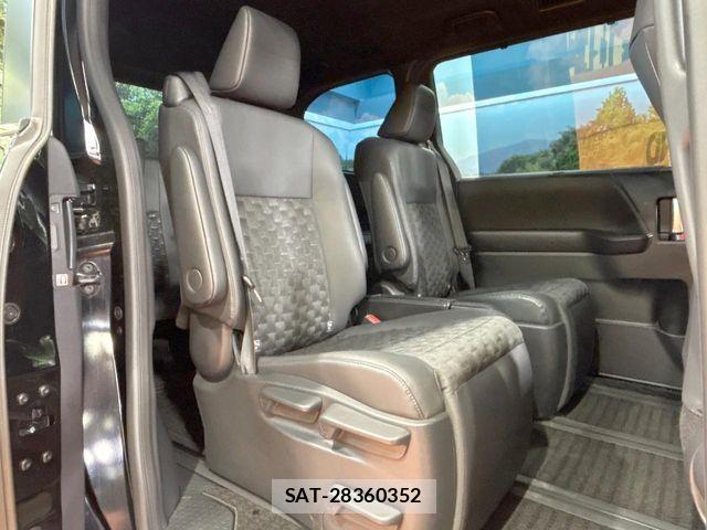 Toyota VOXY HYBRID 2024-10 6221116-8