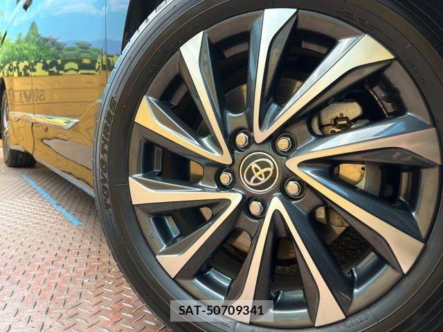 Toyota VOXY HYBRID 2024-11 6221103-12